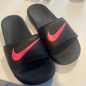 Nike black pink cushioned slides logo size 7 sandals